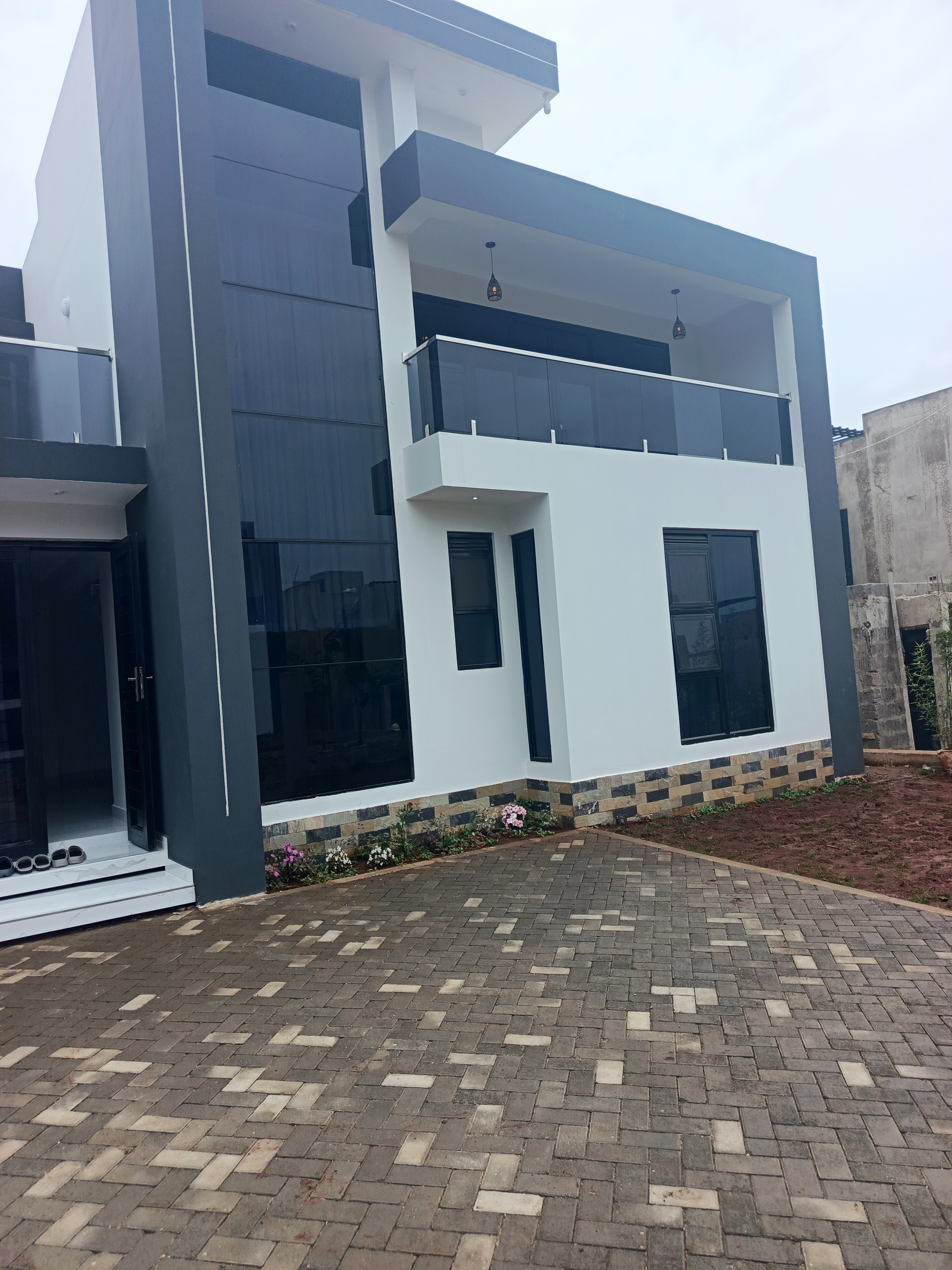 5 bedroom Mansion - Image 2